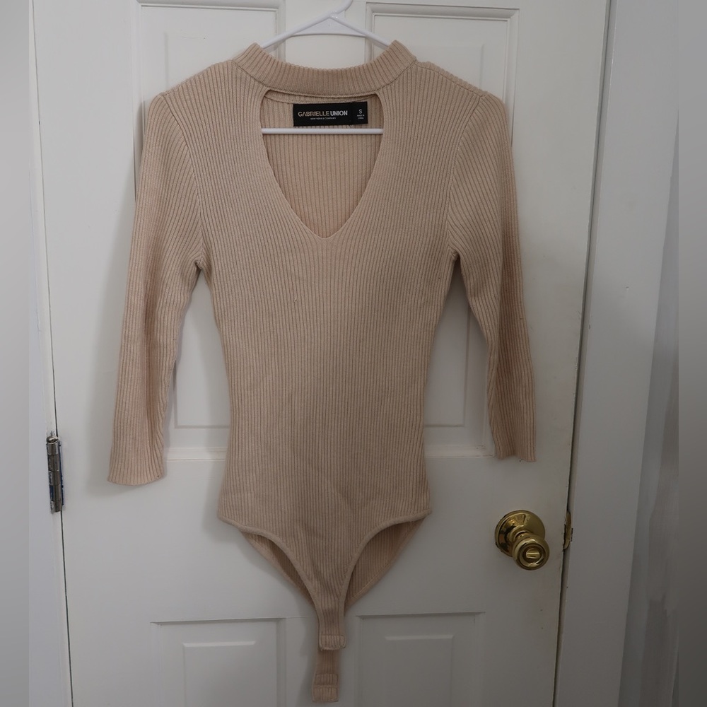 Adorable tan/neutral colored top!